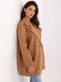 Elegantný prechodný kabát v camel farbe