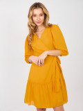 Žlté zavinovacie koktejlové šaty s volánom