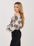 Čierna blúzka s kvetinovým vzorom a odhalenými ramenami