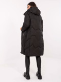 Dlhý čierny prešívaný kabát s kapucňou