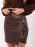 Elegantná mini sukňa z ekokože s čipkou, čokoládovohnedá