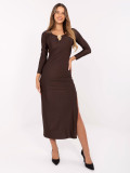 Elegantné midi puzdrové šaty s dlhým rukávom v hnedej farbe