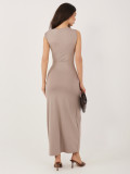 Elegantné tmavobéžové midi šaty s vodopádovým výstrihom