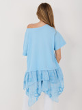 Svetlomodrá bavlnená blúzka s volánom a výšivkou