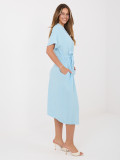 Svetlomodré rozšírené midi šaty s opaskom