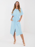 Svetlomodré rozšírené midi šaty s opaskom