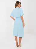 Svetlomodré rozšírené midi šaty s opaskom