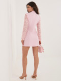 Svetloružové elegantné mini šaty s čipkou a volánom