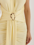 Elegantné žlté midi šaty s prekladaným výstrihom