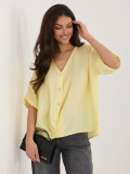 Žltá blúzka s V-výstrihom a krátkym rukávom