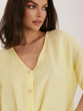 Žltá blúzka s V-výstrihom a krátkym rukávom