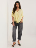 Žltá blúzka s V-výstrihom a krátkym rukávom
