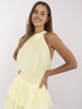 Svetložlté minišaty s volánom a viazaním