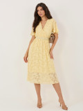 Žlté rozšírené midi šaty s opaskom