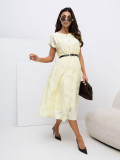 Svetložlté rozšírené midi šaty s opaskom