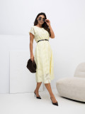 Svetložlté rozšírené midi šaty s opaskom