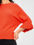 Elegantný koralový pulóver s 3/4 rukávmi a volánom