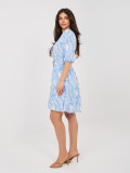 Modré šaty s potlačou a opaskom