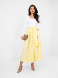 Žltá elegantná midi sukňa s pásikmi a opaskom
