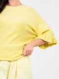 Elegantný žltý pulóver s 3/4 rukávmi a volánom