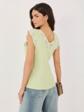 Pistáciový rebrovaný top s čipkou a V-výstrihom