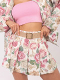 Ružové kvetinové šortky so širokými nohavicami a opaskom