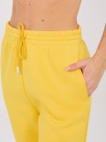 Žlté teplákové nohavice s vysokým pásom a bočnými vreckami