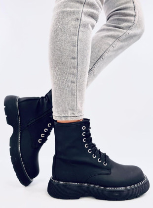 Šnurovacie čižmy v čiernej farbe