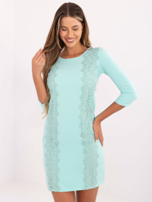 Mätové koktailové šaty s kvetinovou aplikáciou