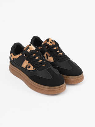 Dámske čierne sneakersy s animal detailmi