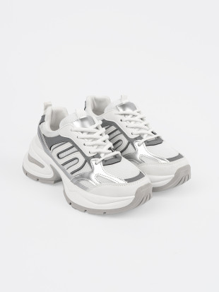 Biele dámske sneakersy so striebornými detailmi