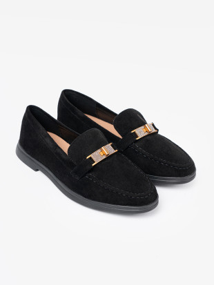 Čierne semišové mokasíny s elegantnou zlatou ozdobou