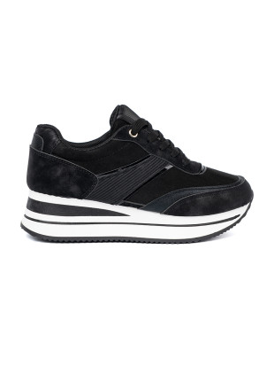 Čierne sneakersy s lesklými detailmi
