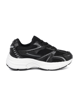 Čierne sneakersy so sieťovinou a bielou podrážkou
