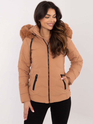 Pohodlná zimná bunda s kapucňou v camel farbe