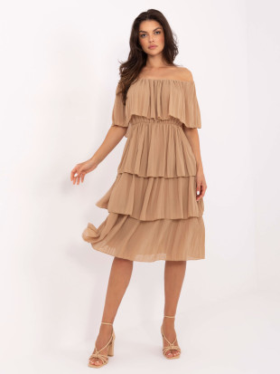 Camel hnedé elegantné off-shoulder šaty s volánom