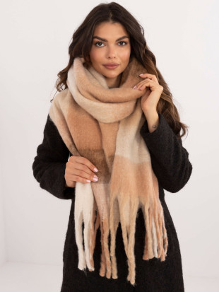 Hnedý šál s károvaným vzorom