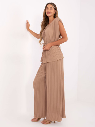 Elegantný komplet v camelovej farbe