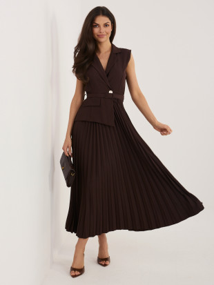 Elegantné hnedé midi šaty s opaskom a flitrami