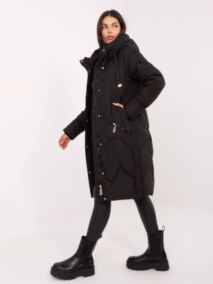 Dlhý čierny prešívaný kabát s kapucňou
