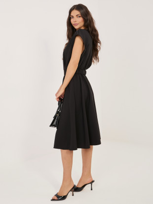 Čierne rozšírené midi šaty s opaskom