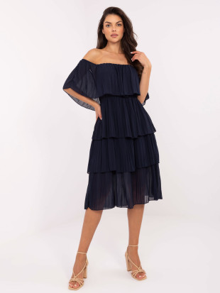 Tmavomodré elegantné off-shoulder šaty s volánom