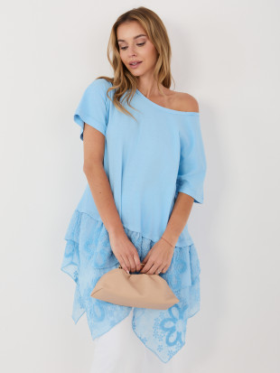 Svetlomodrá bavlnená blúzka s volánom a výšivkou
