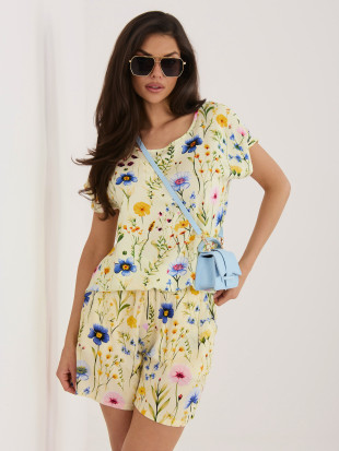 Žlté šortky s kvetinovou potlačou