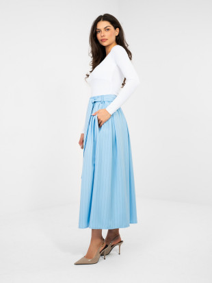Elegantná modrá midi sukňa s pásikmi a opaskom